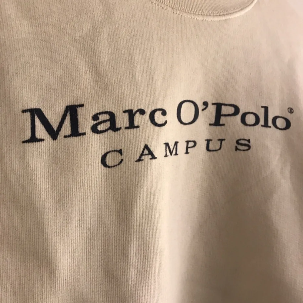 Marco poloswearshirt köpt på second hand. Off white och knappt använd, väldigt liten i Strl så passar snarare en XS/S. Snygg till blå slitna jeans! . Hoodies.
