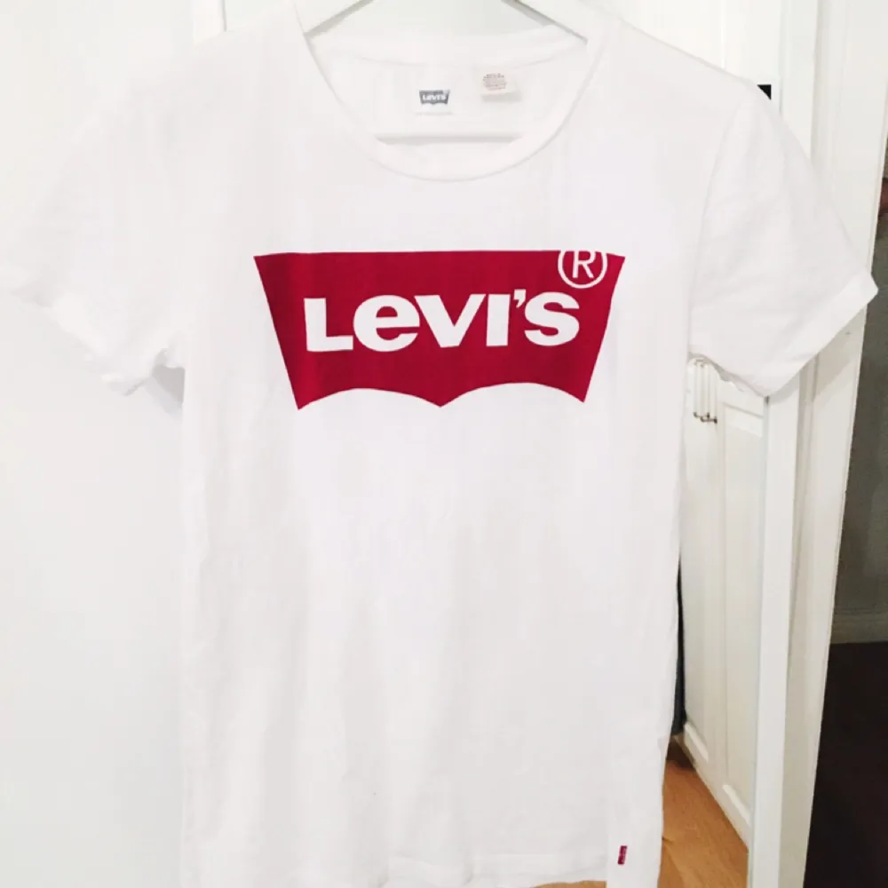 Tröja från Levis aldrig använd, nypris 250kr. Tröjan är i storlek XS och har en normal passform❤‼. T-shirts.