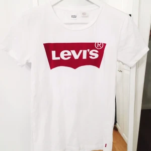  - Tröja från Levis aldrig använd, nypris 250kr. Tröjan är i storlek XS och har en normal passform❤‼