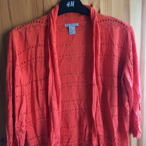  - Fint skick! Virkad tunn orange cardigan! Färg överrensstämmer bäst med bild1