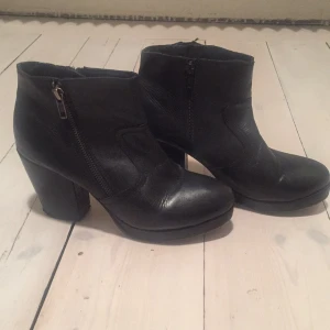  - Svarta ankelboots i läder med dragkedja (även läder på klack). Medelhög klack (ej omsulade). Bekväma 