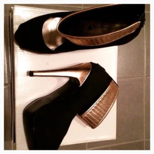  - Oanvända high heels pumps, storlek 36. Svarta pumps med rosefärg på vristremmen.  Portot betalar du :)