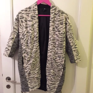  - Fin sommar/vårkappa från H&M. Den är välanvänd och har några små noppor, men inget man tänker på eftersom tyget i sig har struktur och är lite noppigt. 