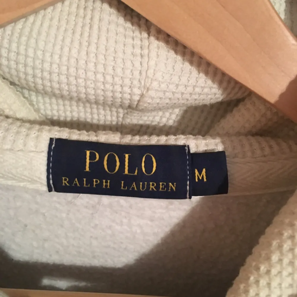 Äkta Polo Ralp Lauren tröja i strlk M. Riktig bra skick, inga fläckar eller nånting säljer för att den är för liten för mig. Skicka ett sms till 0737700255 eller skriv här om du är intresserad :-) . Hoodies.