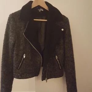  - Mörkgrå bikerjacka, supersnygg.