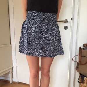  - Söt, somrig kjol i tunn bomull. Mycket sparsamt använd. 