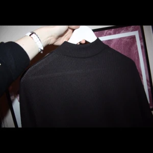  - Helt oanvänd ribbad tröja från H&M. Lite oversize i modellen. Storlek small.
Frakt kostar 42kr

Kan mötas i Vallentuna, Täby C eller Vällingby C :)