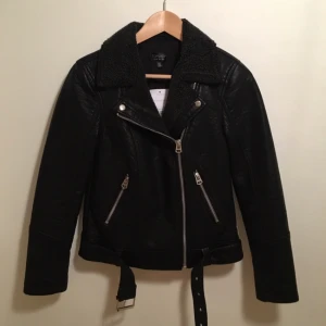  - Fake leather jacket från Topshop som aldrig använts! Prislappen sitter till och med kvar. Den är helfodrad men inte samma ludd såsom på kragen. Den är härligt varm och passar bra nu till övergången från vinter 🌷
Originalpriset avrundat från pund är 700 kr 

✨ kontakta om det finns frågor eller för fler bilder ✨
