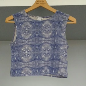  - Mönstrat linne från Monki i strl S. Fint skick! Kan skickas eller avhämtas i Göteborg