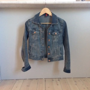  - Denimjacka i storlek 34 från HM. Oanvänd.