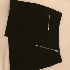  - Kjol från Divided  Frakt ingår inte i priset  