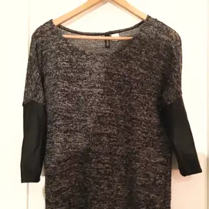 Grå/svart tunnt stickad långärmad tröja med ärmar i skinnimitation, från H&M. 