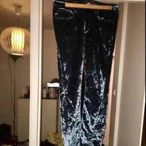  - Havsblåa byxor i sammet från Acne. Använda endast en gång. Slits längst ner vilket ger längd till benen. Normala i midjan. Köpta för 2000kr 