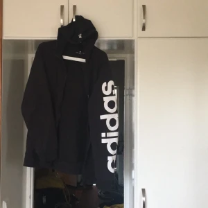  - Adidas kofta, storlek XL. 