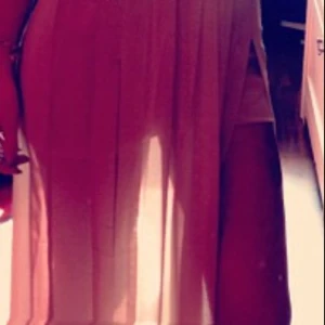  - SÖKER!! Är ganska dålig bild. Är en långkjol, ganska transparent material, med slits. Tror den är från bikbok. Storlek som jag söker är väl S/M-36/38