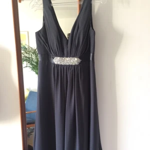  - Klänning från Party Line. Nypris 1700kr. Använd endast en gång på ett bröllop. Passar perfekt till vårens bal eller bröllop :) tillhörande sjal följer med.