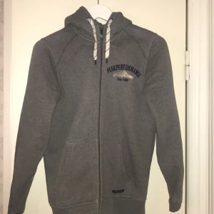  - Hoodie från Peak Performance. Strl S. 150kr +frakt/eventuellt mötas upp i Gävle. Kontanter/swish går bra. 