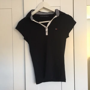  - En blå Tommy Hilfiger polo med vita detaljer🙌🏻