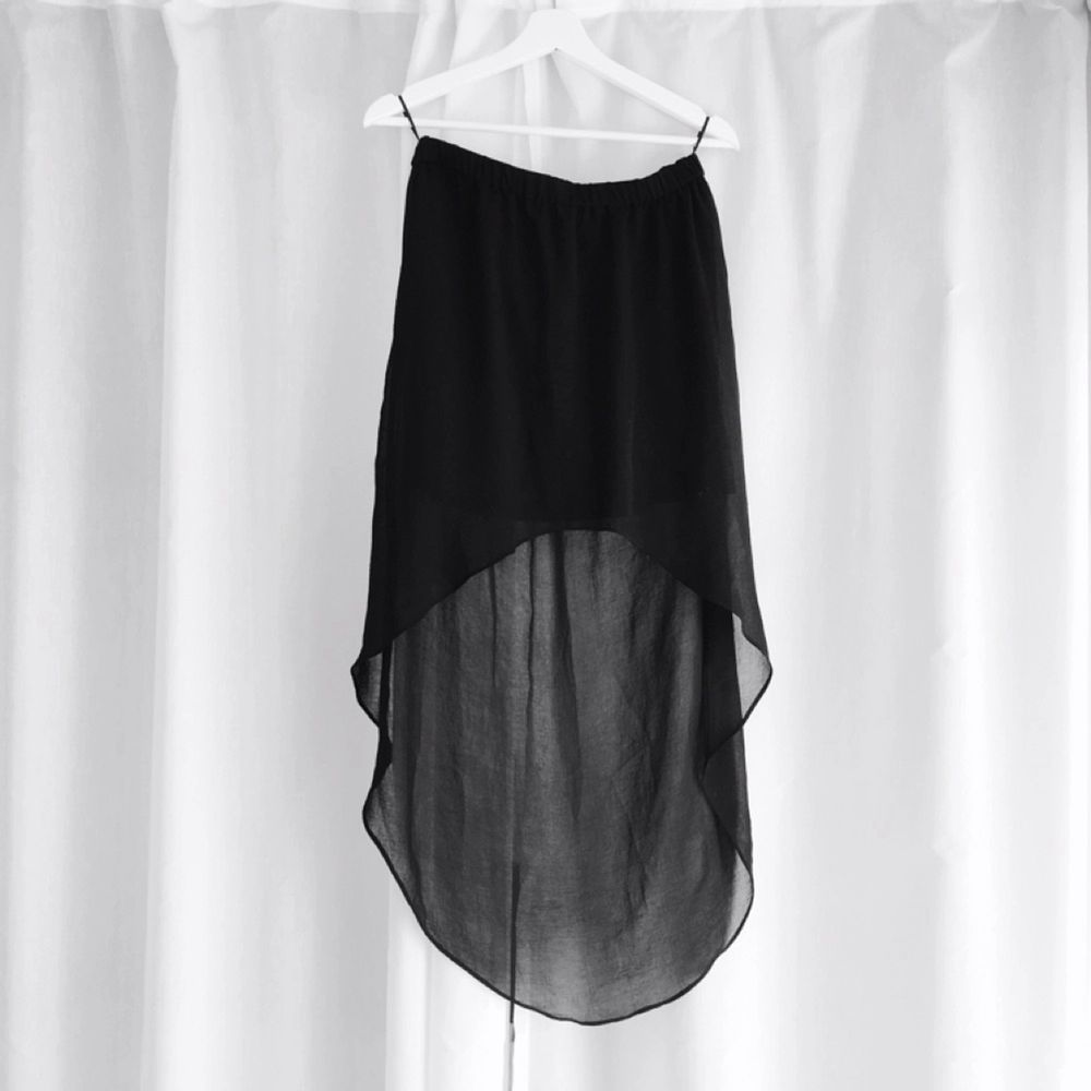 Svart kjol från Zara (TRF) i två lager. Ett yttre transparent lager som är längre baktill och en heltäckande kortare innerkjol. FRI FRAKT!. Kjolar.
