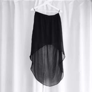 Svart kjol från Zara (TRF) i två lager. Ett yttre transparent lager som är längre baktill och en heltäckande kortare innerkjol. FRI FRAKT!