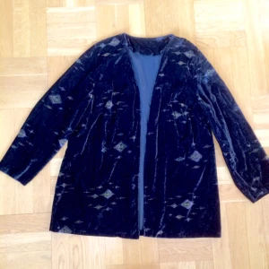  - Vintage svart sammets kappa/kavaj/kofta i bra skick med fina detaljer, storlek M