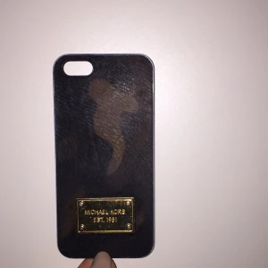 - Mobilfodral från Michael Kors (äkta) använt en del där av priset! Fotad med blixt så man ser "reporna" på märket, men det syns knappt i vanliga fall.:)
