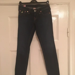  - True religion jeans i nyskick, sparsamt använda. Jeansen har knappar på bakfickorna med lock. Nypris ca 2000 kr.