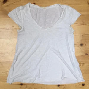  - American Vintage klassiska vita t-shirt. Använd väldigt få gånger då jag inte gillar v-ringat. Mycket bra skick. 