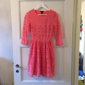  - Rosa klänning med spets och fina detaljer. Perfekt för fest eller bröllop. 