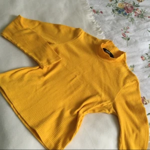  - Kort långärmad tröja med halvpolo från Bikbok
Passar XS
Fraktkostnad tillkommer