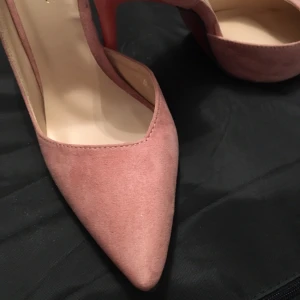  - Säljer helt nya puderrosa pumps för endast 220kr i storlek 36. Möts upp i Globen lr T-centralen (Sthlm) kan skickas men då står du för portot samt pengarna ska in på mitt konto då folk inte är ärliga här. Tack för förståelse. 