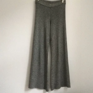  - Ribbstickade byxor från Weekday

Skitsnygg modell, utsvängda ben.

Frakt tillkommer (vadderat kuvert 45kr) eller hämta upp i centrala Göteborg.

Liten repning i tyget (bild 3) syns inte när man har dom på.
