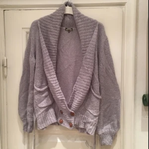  - Grå kofta med snörning och knappar längst ned. Från Bik Bok i storlek S. Fint skick! Skickas, köparen står för frakten 💌