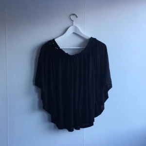  - Söt svart off shoulder topp från Gina Tricot!