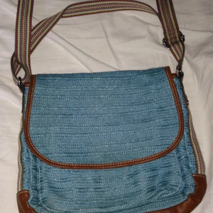  - Blå somrig axelbandsväska, perfekt utomlands