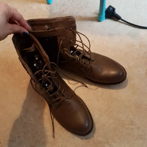  - Nya söta kängor, aldrig använda endast testade 1 gång. Med mermaid sequins som man kan ändra hur man vill. Köpta i England, förhandlingsbart vid snabb affär. Fri frakt inom vissa delar i Stockholm 