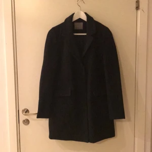  - Svart klassisk höst/vinterkappa från VeroModa. Figurnära.