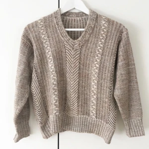  - Fin stickad tröja med snygga detaljer. Tror den är hemstickad då inget märke finns, så du lär bli helt ensam om den! Säljes pga att jag har för mycket kläder. Passar small och XS. 