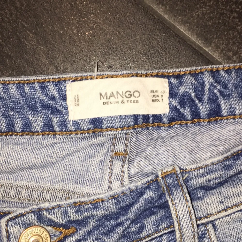 Snygga girlfriend/boyfriend slitna jeans från mango! Låg midja och bra skick
Hör av dig vid frågor! ☺️. Jeans & Byxor.