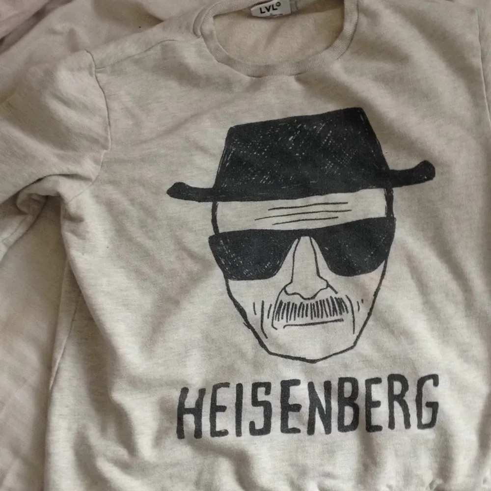En Breaking Bad sweater, med självaste Heisenberg tryckt. Inköpt i london, och väl använd, därefter små fläckar. Men annars gott som ny!. Hoodies.