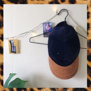  - Skitcool keps i mörkblå manchester och brun mocha-imitation! I bra skick! :)