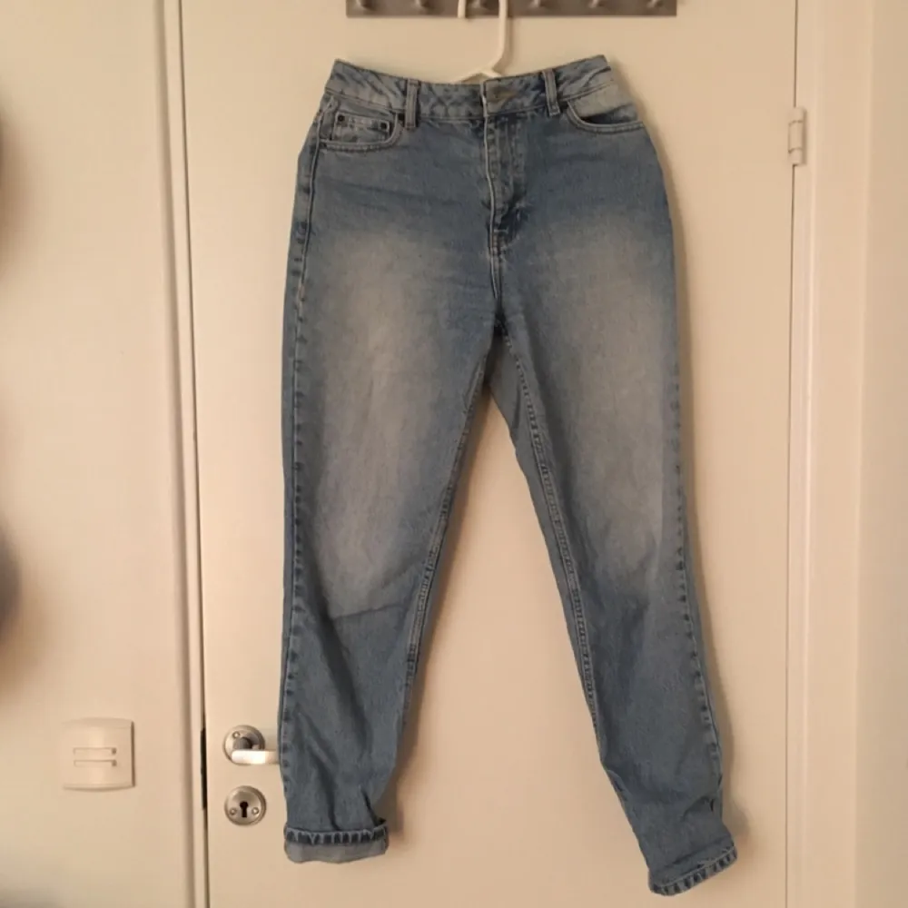 Hela jeans med hög midja, tyvärr inte min storlek! Går att snygga till och klippa i om man känner för det :) Köpare betalar frakt, alternativt möts upp i Stockholm! . Jeans & Byxor.