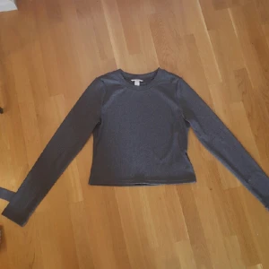 - 2 långärmade crop-tops, en grå och en svart i strl L. Säljer båda för 50 kr. Möts gärna i Göteborg annars skickas dem där köparen står för fraktkostnad.