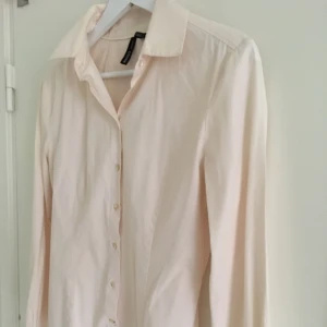  - Skjorta från Mango.