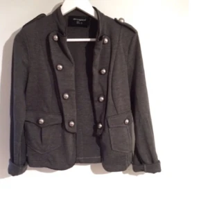  - Skitsnygg och vårig kavajjacka, knappt använd! 