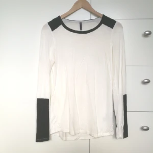  - Underbar tröja med svarta detaljer i mocha. Har ett pennstreck vid ena ärmen som knappt syns när man har på sig tröjan. Kan mötas upp i centrala Stockholm eller posta (köparen betalar frakten).