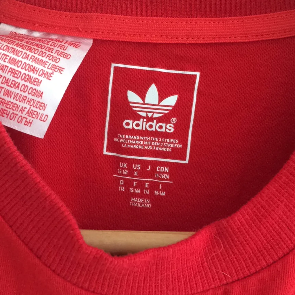 T-shirt Adidas  Kids size XL sitter som en S/M  Hämtas i centrala Göteborg eller skickas mot att köparen pröjar fraktkostnad.. T-shirts.