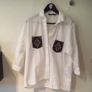  - Hej!

säljer denna fina skjorta från Zara med fickmönster. Jättesnygg! Trekvarts i armarna. Slutsåld just nu.

Strl S, passar S-M.
nypris 349 kr