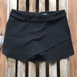  - Snygga shorts från bikbok med fickor framtill.