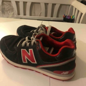  - Säljer dessa skor, lite slitna därav 100kr 💕💕